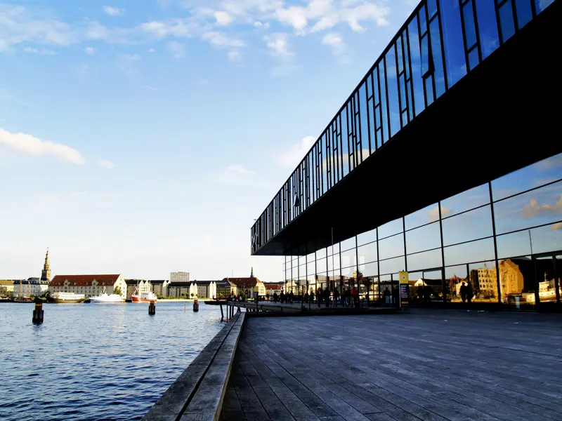 Ganz Kopenhagen ¿ hier die Königliche Oper ¿ ist eine Schönheit am Wasser. Auf unserer fünftägigen CityLights-Städtereise genießen wir grandiose Ein- und Ausblicke.