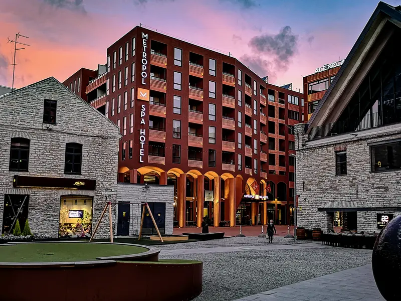 In Estland  übernachten Sie auf dieser Städtereise zweimal im Hotel Metropol Spa in Tallinn.