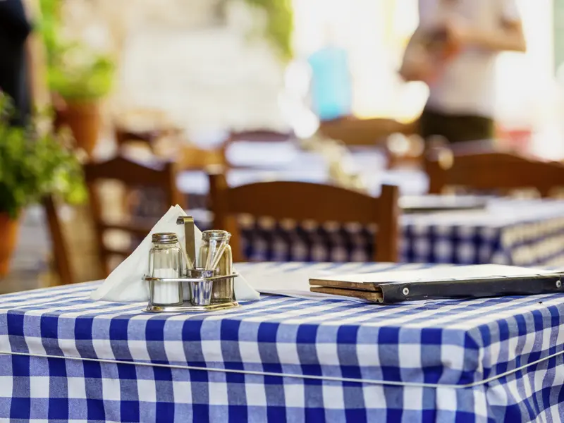 Auf unserer Singlereise zu den Kykladen probieren wir die griechische Küche in Tavernen.