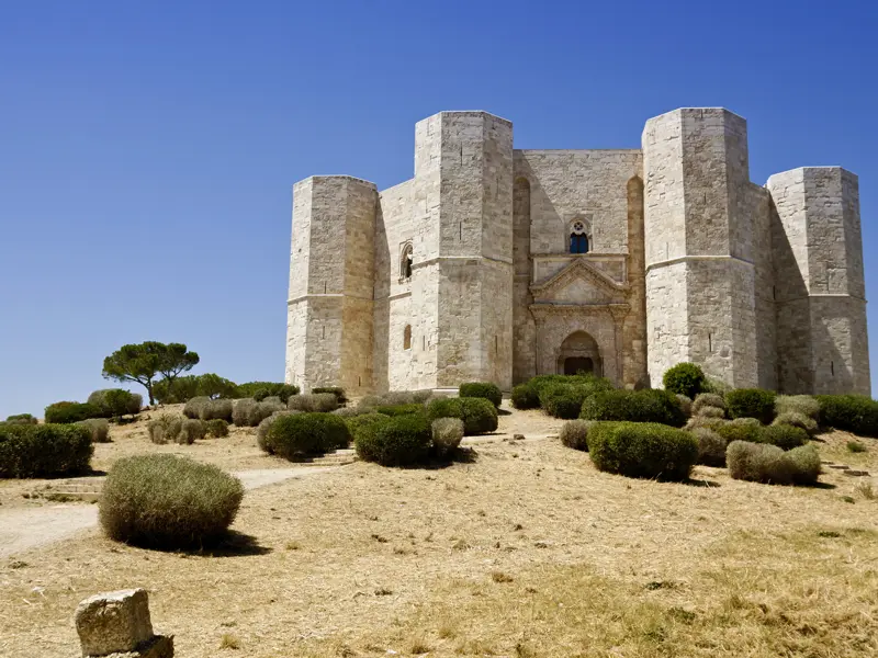 Auf unserer Singlereise durch Apulien besuchen wir auch die geheimnisvolle Stauferburg Castel del Monte.