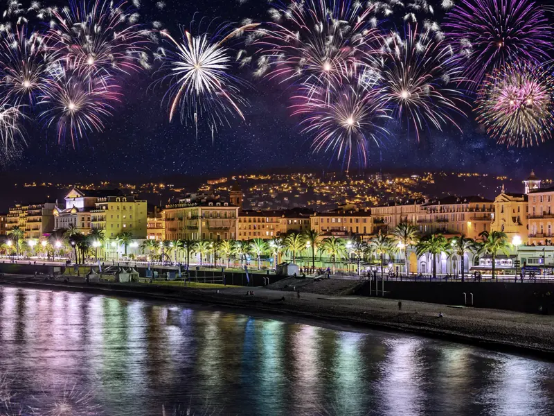Auf unserer me&more Silvesterreise für Singles und Alleinreisende beginnt das neue Jahr mit einem Feuerwerk über der Promenade des Anglais in Nizza.