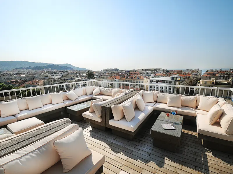 Genießen Sie auf unserer Silvesterreise an die Côte d'Azur einen Drink auf der Terrasse unseres Hotels Splendid, hoch über den Dächern von Nizza.