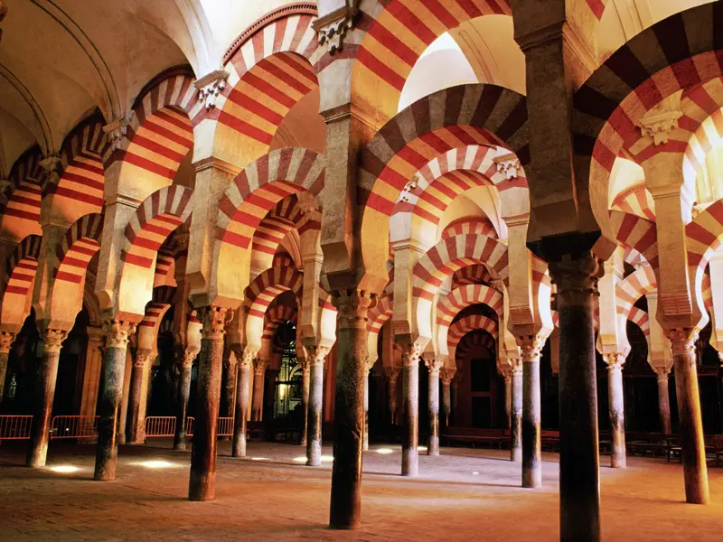 Ein Blick auf die Arcaden der berühmten Moschee von Córdoba in Andalusien, dies und vieles mehr werden Sie auf der Singlereise mit Studiosus nach Andalusien entdecken.