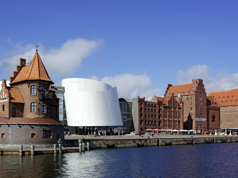 Kreuz und quer führt uns unser Spaziergang durch die alte Hansestadt Stralsund, unser Standort für mehrere Nächte. Tradition und Moderne treffen am Hafen aufeinander, wo sich der futuristische Bau des Ozeaneums in die alte hanseatische Architektur eingliedert.