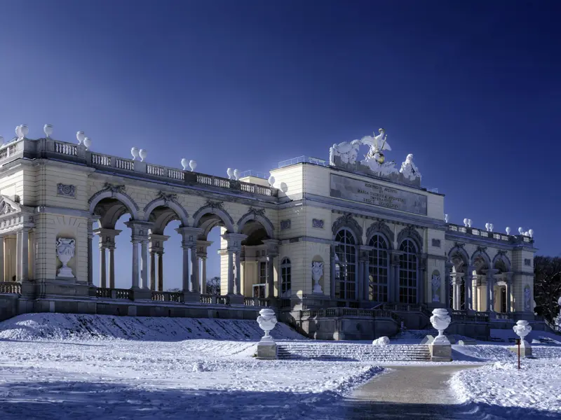 Im Winter entfaltet Wien - wie zum Beispiel an der Gloriette im Park des Schlosses Schönbrunn - einen ganz besonderen Charme. Auf unserer me&more-Silvestrreise in die Donaumetropole zeigt Ihnen Ihr Studiosus-Reiseleiter die schönsten Plätze.