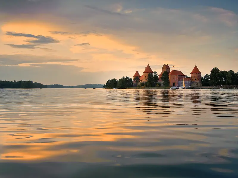 Auf unserer Studiosus-Singlereise durch das Baltikum geht es an der Memel entlang in Richtung Seengebiet um Trakai. Hier finden wir die Wasserburg von Trakai mitten im See. Während einer Bootsfahrt bekommen wir einen Eindruck von der früheren Pracht dieser Burg.