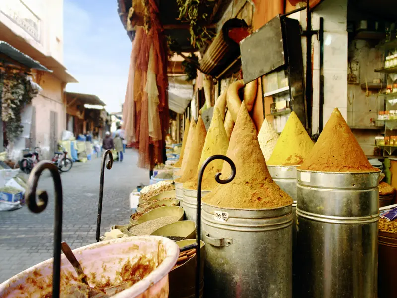 Besuchen Sie auf der sechstägigen Studiosus Singlereise nach Marrakesch über Silvester unter anderem einen typisch marokkanischen Markt.
