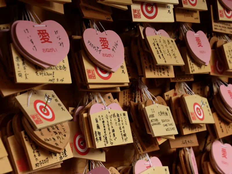 Ema, die kleinen bemalten Wunschtafeln aus Holz, kann man bei fast jedem Shinto-Schrein oder buddhistischen Tempel kaufen. Die leere Seite wird mit persönlichen Wünschen an die Gottheiten beschrieben. Auch wir können z.B. in einem Schrein in Kobe ein Täfelchen erstehen und unsere Wünsche festhalten - ein typisch shintoistisches Ritual.