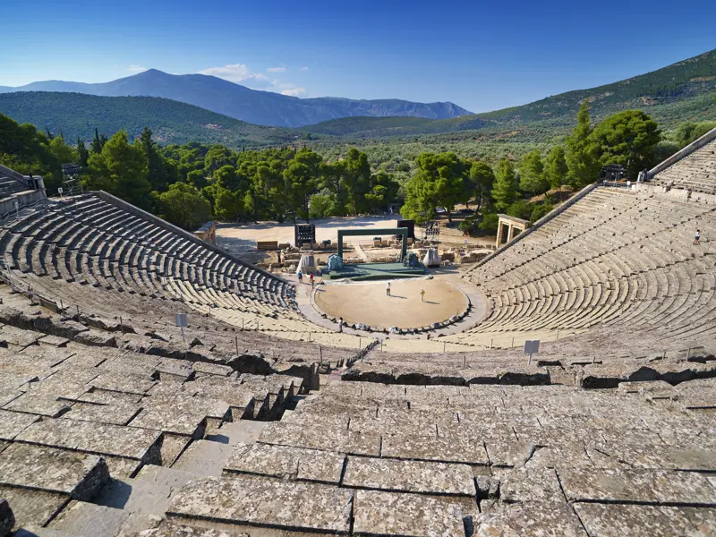 Auf unserer Familienstudienreise besichtigen wir das Amphittheater in Epidaurus und erfahren, warum die Schauspieler in den antiken Theatern auch ohne Mikrofon gut zu verstehen waren