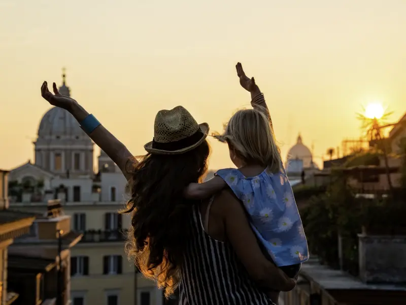 Ein weiterer Tag auf unserer Familienstudienreise nach Rom neigt sich dem Ende zu. Wir genießen die letzten Sonnenstrahlen auf einer Dachterrasse und blicken auf die Stadt.