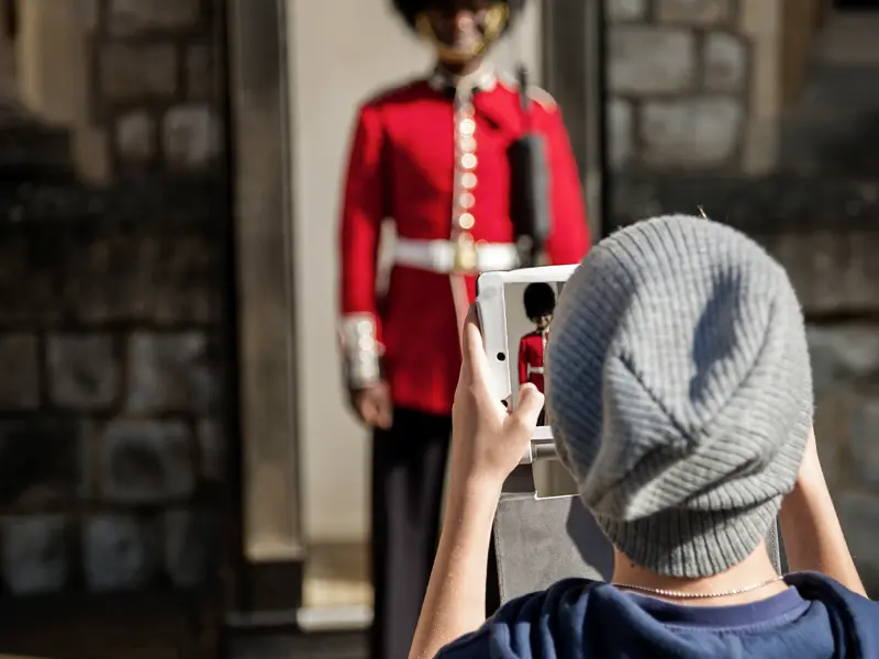 Der Buckingham Palace mit seinen fotogenen Wachen ist eines unserer Highlights auf der Rundfahrt durch London auf unserer FamilienStudienreise