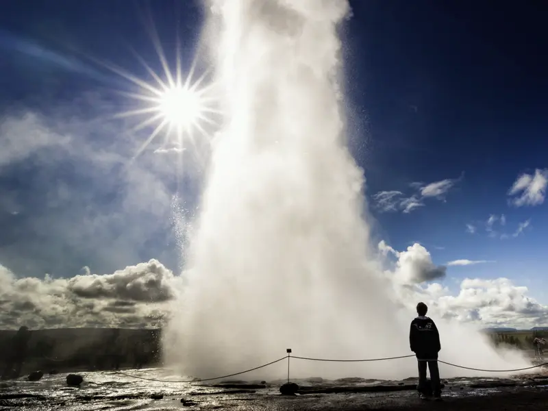 Auf unserer Familienstudienreise nach Island beeindruckt uns die gewaltige Wasser- und Dampfsäule des Geysirs Strokkur.