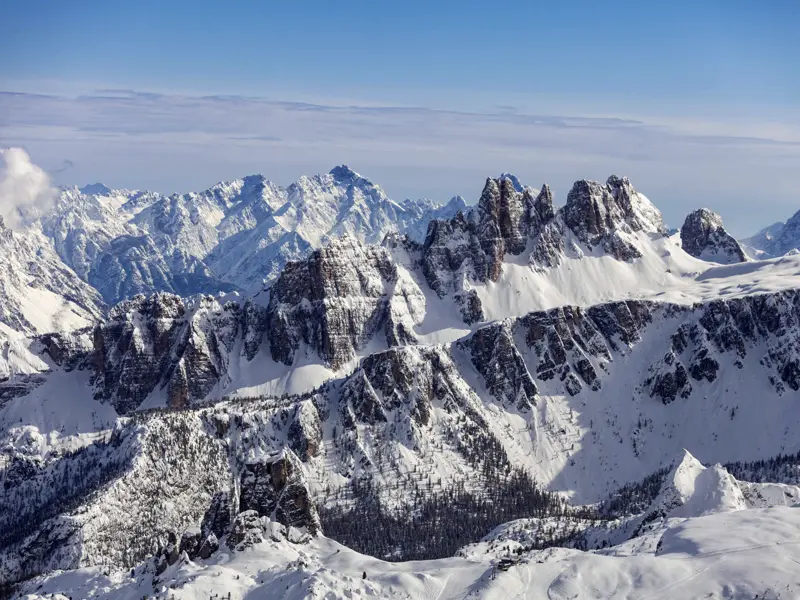 Blick auf die verschneiten Gipfel des Skigebiets Cortina d'Ampezzo