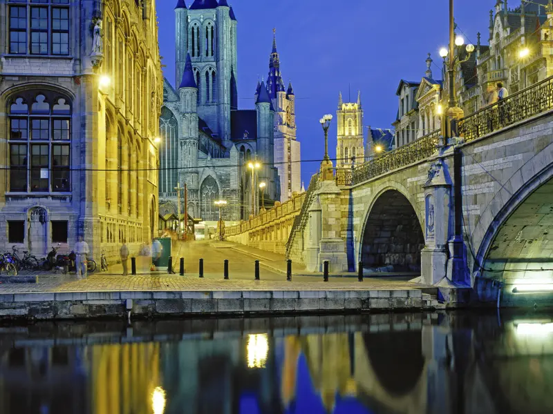 Gent ist einen Ausflug wert: prachtvolle Gilden- und Bürgerhäuser, Wasserwege, Brücken und die St.-Bravo-Kathedrale mit dem Genter Altar der Gebrüder Eyck locken uns.