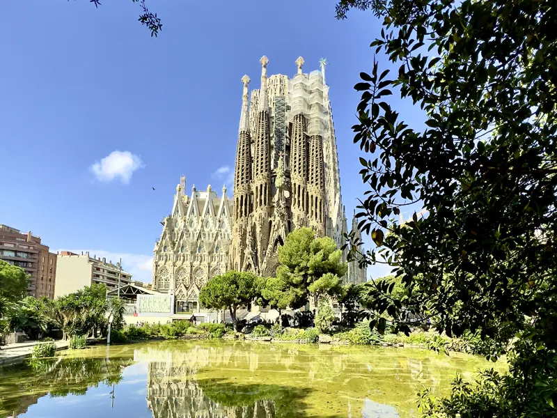Auf unserer Städtereise CityLights Barcelona widmen wir einen ganzen Tag der genialen Architektur von Antoni Gaudí - und als Höhepunkt des Tages zeigt Ihnen Ihre Studiosus-Reiseleitung die unvollendete Schönheit La Sagrada Família.