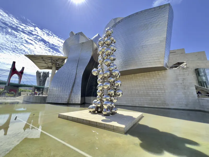 Auf unserer 5-tägigen Reise CityLights Bilbao  darf ein Besuch des Guggenheim-Museums nicht fehlen. Architekturkunst aus Titan, Glas und Kalkstein - Symbol des Wandels der Stadt. Ihre Studiosus-Reiseleitung führt Sie zielsicher durch die Highlights der Ausstellung.