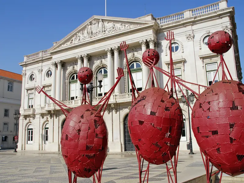 Auf unserer Städtereise erkunden wir Lissabon und sehen Kunst im öffentlichen Raum sowie schöne Gebäude.