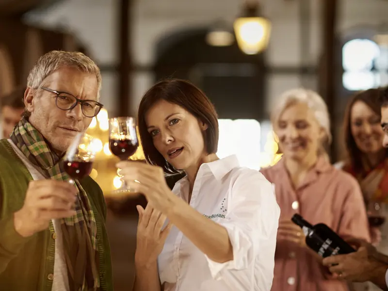 Unsere erfahrenen Reiseleiterinnen führen Sie auf Ihrer Studien- oder Städtereise in Portugal in die Geschmackswelt des Portweins ein.