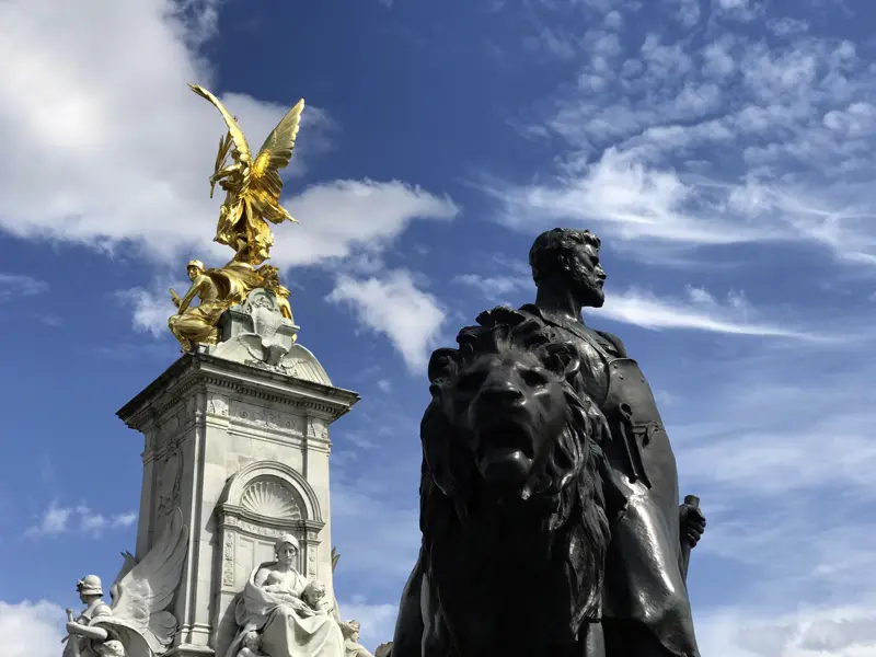 Bummeln Sie auf Ihrer 6-tägigen Städtereise nach London zum Buckingham Palace. Hier begegnen Sie auch Königin Victoria  - zumindest ihrem Denkmal.