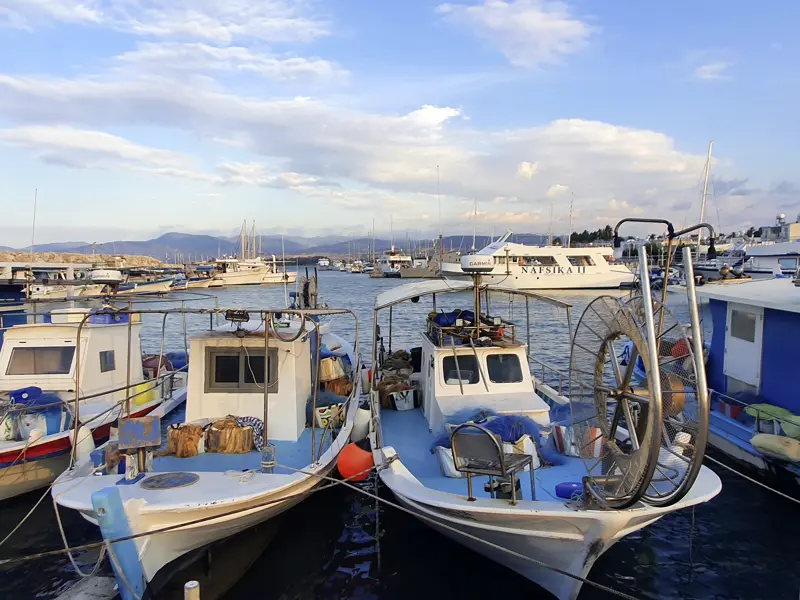 Im Hafen von Paphos kann man - mit Blick auf die Fischerboote - einen entspannten Spaziergang unternehmen