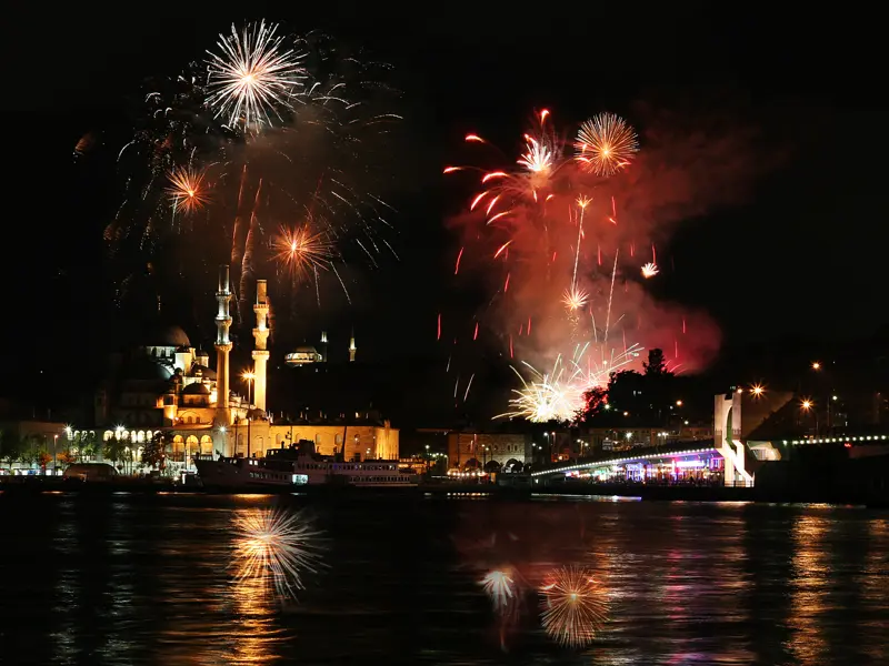 Mit Feuerwerk wird das neue Jahr in Lissabon begrüßt; In unserem Panorama-Restaurant haben wir Logenplätze.