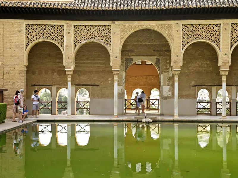 Freuen Sie sich auf unserer Rundreise für Singles und Alleinreisende nach Andalusien auf den Besuch der Alhambra mit ihren traumhaften Innenhöfen, leuchtenden Kacheln, raffinierten Wasserspielen und den üppigen Gärten des Sommerpalastes Generalife (UNESCO-Welterbe).