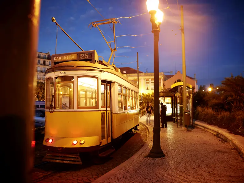 Eine Fahrt mit der Straßenbahn, der Eletrico der Linie 25,  führt vorbei an vielen Sehenswürdigkeiten von Lissabon und ist wegen der historischen Wagen eine beliebte Unternehmung für Besucher der Stadt wie auch für uns auf unserer Silvesterreise.
