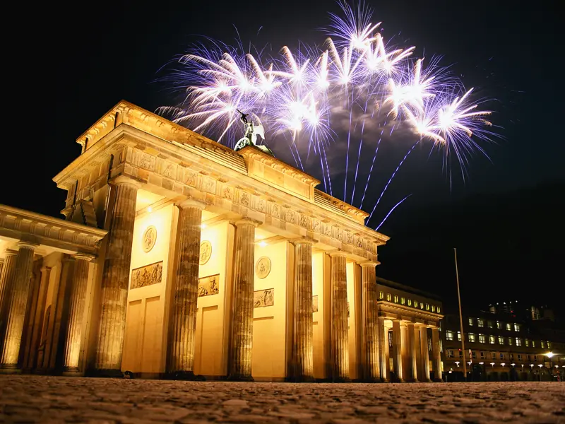 Auf dieser Silvesterreise feiern Sie den Jahreswechsel mit anderen Singles und Alleinreisenden in Berlin unweit des Brandenburger Tors, wo das neue Jahr seit der Maueröffnung traditionell mit einem Feuerwerk begangen wird.