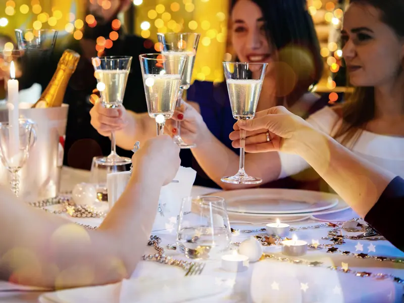 Stoßen Sie zum Abschluss unseres Silvestermenüs mit einem Glas Sekt auf das neue Jahr an!
