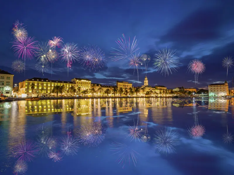 Feiern Sie während dieser Silvesterreise in Split gemeinsam mit weltoffenen Singles und Alleinreisenden. Begrüßen Sie das neue Jahr mit Blick auf das großartige Feuerwerk über der Altstadt von Split!