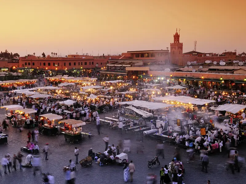Auf unserer me&more-Silvesterreise für Singles und Alleinreisende lernen Sie den berühmten Marktplatz Djemaa el-Fna, auch Platz der Gaukler genannt, in Marrakesch kennen.