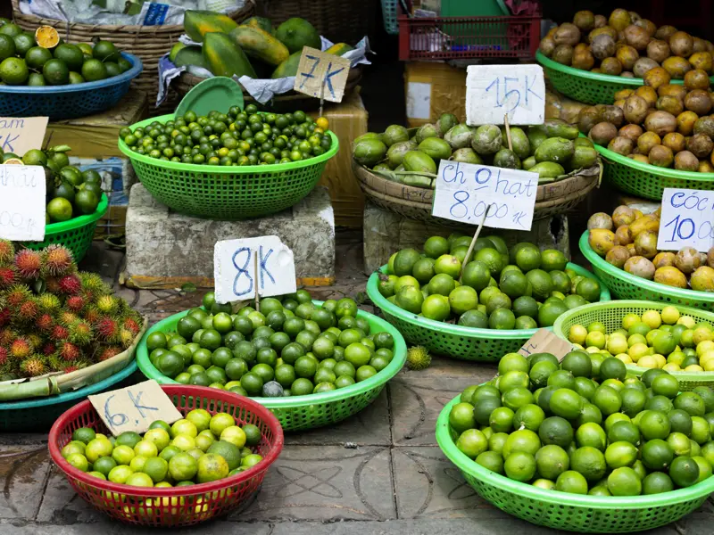 Auf unserer Singlereise durch Vietnam sehen wir auf den Märkten viele  tropische Früchte, hier im Mekongdelta bei Can Tho.