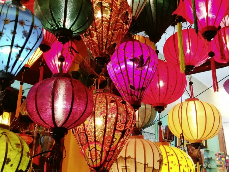 Auf unserer Singlereise durch Vietnam bummeln wir durch die malerische Altstadt von Hoi An, die mit vielen bunten Lampions geschmückt ist.