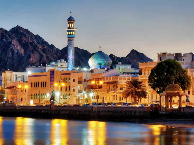 Unsere Studienreise durch die Arabischen Emirate führt auch in den Oman mit seinen beeindruckenden Gebirgs- und Küstenlandschaften.