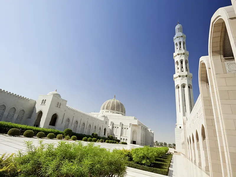 Die  weitläufige Anlage der großen Moschee von Maskat ist eines der beeindruckendsten modernen Bauwerke im Oman.