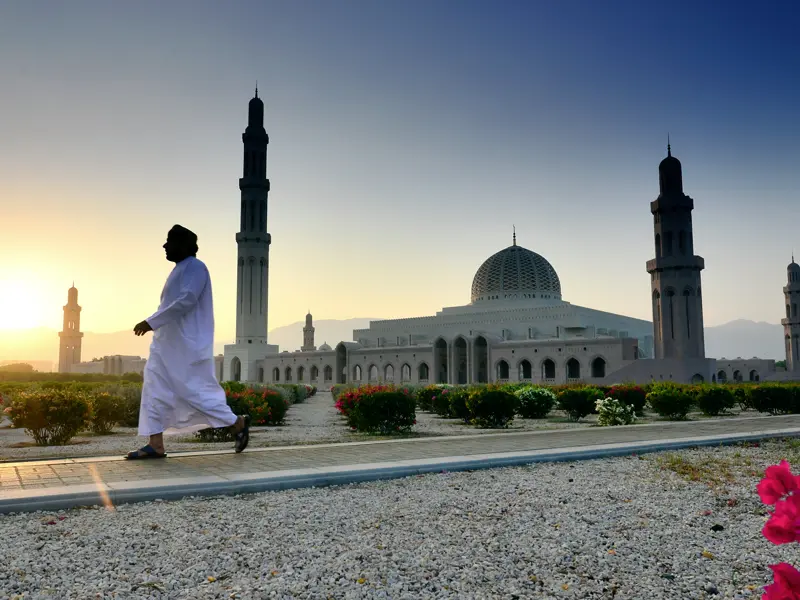 Auf unserer Studienreise durch den Oman ist Maskat eine unserer Stationen, wo wir die Sultan-Qaboos-Moschee besuchen.