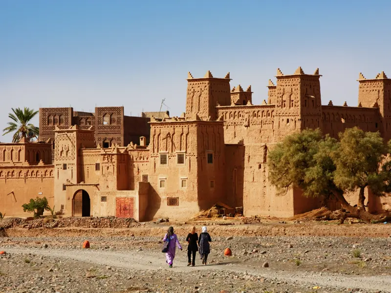 Eine der schönsten Lehmburgen in Marokko: die Kasbah Amerdihil. Auf unserer umfassenden Studienreise sind wir auch auf der Straße der Kasbahs unterwegs.