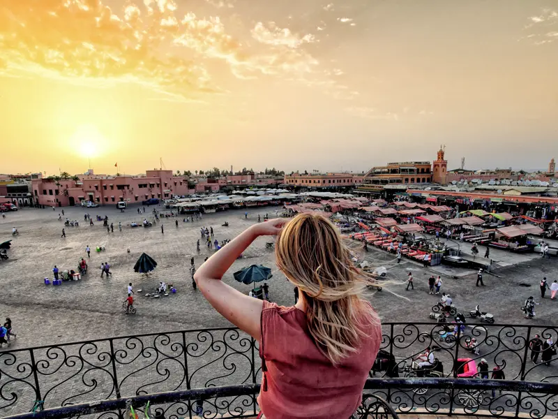 Eine unserer ersten Stationen auf unserer Studienreise durch Marokko ist Marrakesch, wo wir die Medina erkunden.