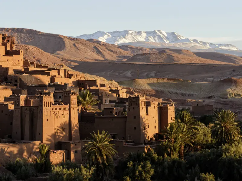Der Ksar Ait Benhaddou präsentiert sich fotogen zu Füßen des Atlasgebirges. Er bildete die Kulisse in zahlreichen Historienfilmen und stellt für uns ein Highlight unserer Rundreise durch Marokko dar.