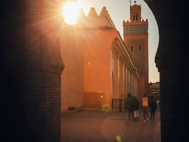 Besonders reizvoll ist ein Spaziergang durch die Medina (Altstadt) im Abendlicht, wenn die Sonne die Fassaden der Häuser und Moscheen in leuchtendes Orange taucht.