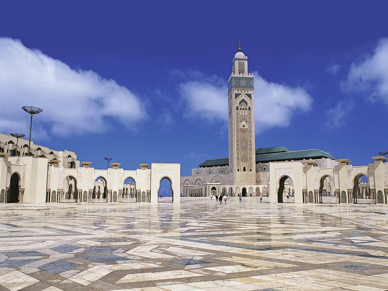 Eine besondere Impression auf unserer Studienreise durch Marokko: Das Minarett der Hassan-II.-Moschee in Casablanca ragt 200 Meter hoch in den Himmel.