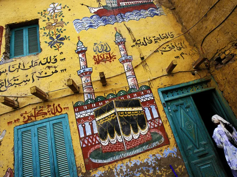 Das bunt bemalte Haus eines Mekkapilgers in Luxor. Ihr Reiseleiter zeigt Ihnen auf Ihrer Studienreise durch Ägypten auch die versteckten Winkel und kleinen Schätze der Alltagskultur.