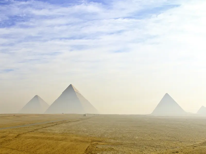 Bei unserer Studienreise Ägypten - Höhepunkte mit Nilkreuzfahrt darf eine Besichtigung der Pyramiden von Gizeh nicht fehlen.