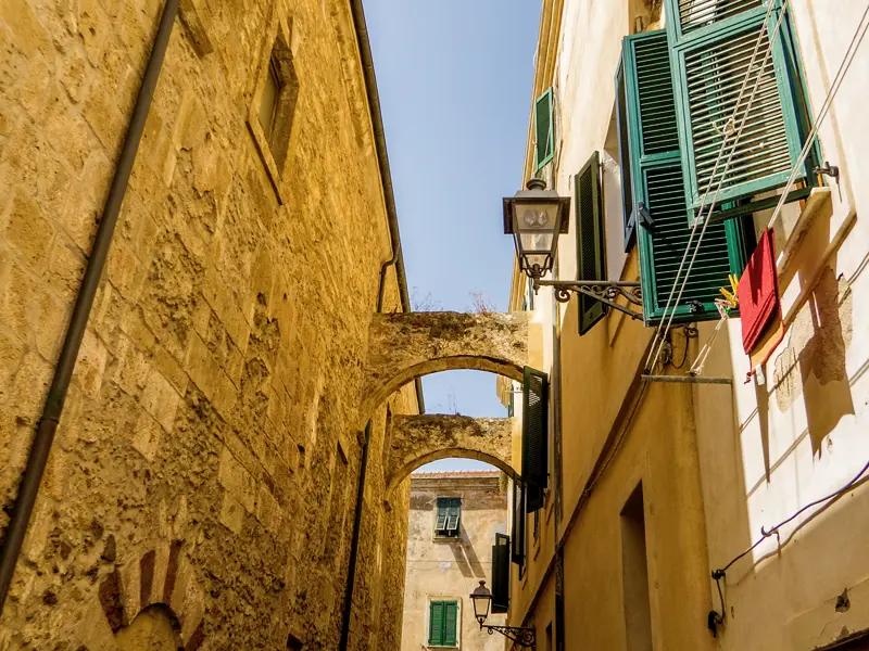 Auf unserer elftägigen Studienreise Sardinien - mit Muße erleben Sie in geruhsamen elf Tagen die landschaftlichen und kulturellen Höhepunkte der Insel. Wir streifen auch durch die romantischen Gassen der Altstadt von Alghero.