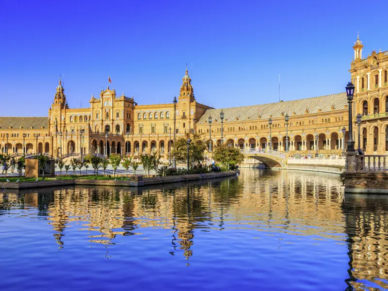 Auf unserer Rundreise durch Andalusien besuchen wir Sevilla, die Hauptstadt der Provinz Andalusien. Erhaben und elegant: der Gebäudekomplex an der Plaza de España.