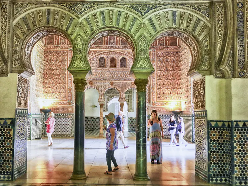 Zu den kulturellen Höhepunkten Andalusiens gehört das maurische Erbe. So besuchen wir auf unserer zehntägigen Studienreise am südwestlichen Ende Europas in Sevilla natürlich auch den Alcázar, den mittelalterlichen Königspalast.