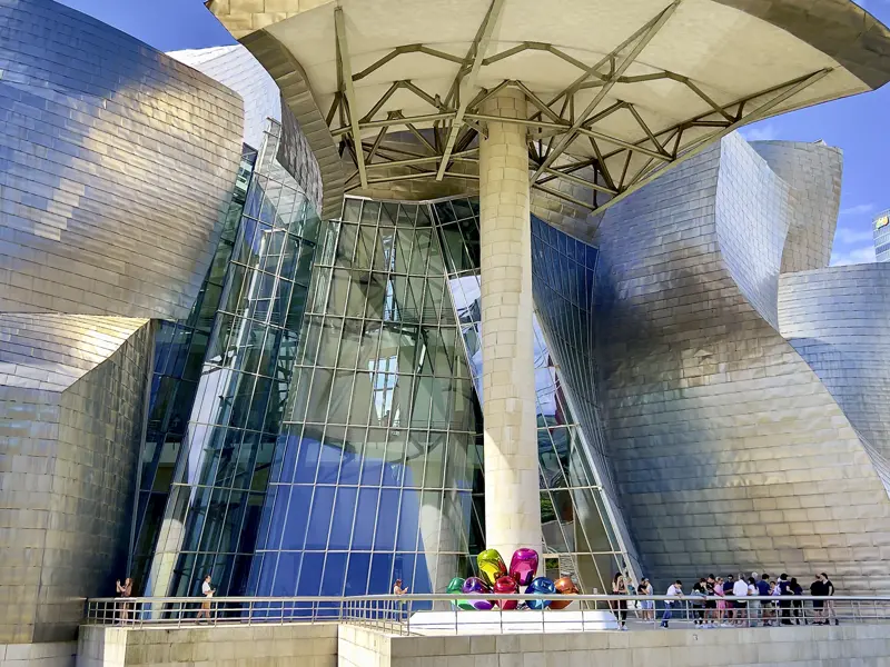 Unsere 15-tägige Wanderreise durch die Pyrenäen beginnt in Bilbao, wo ein Besuch des spektakulären Guggenheim-Museums von Stararchitekt Frank O. Gehry nicht fehlen darf.