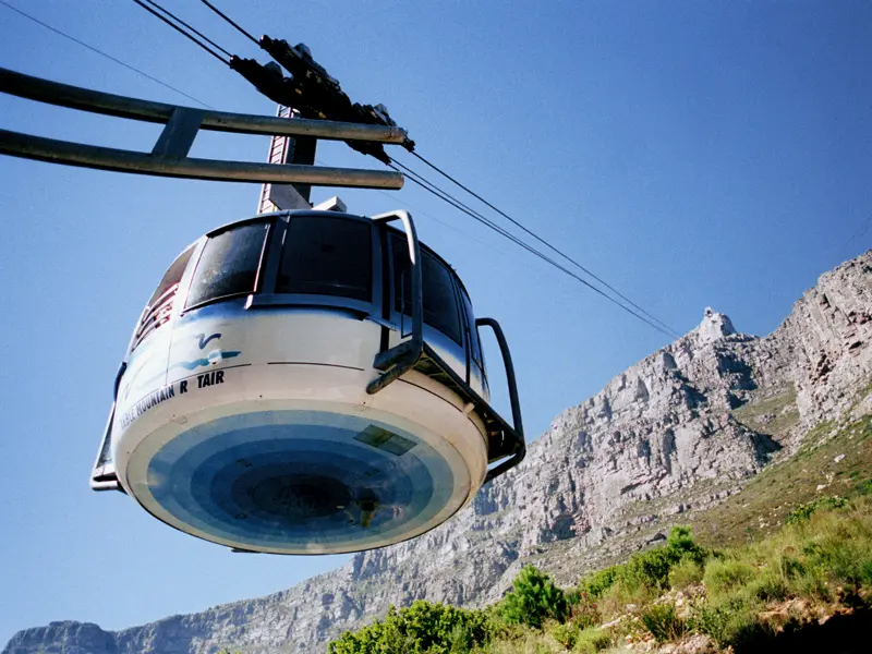 Die Destination Südafrika bietet Tag für Tag unvergessliche Eindrücke, etwa einen Ausflug mit der Seilbahn auf den Tafelberg hoch über Kapstadt.