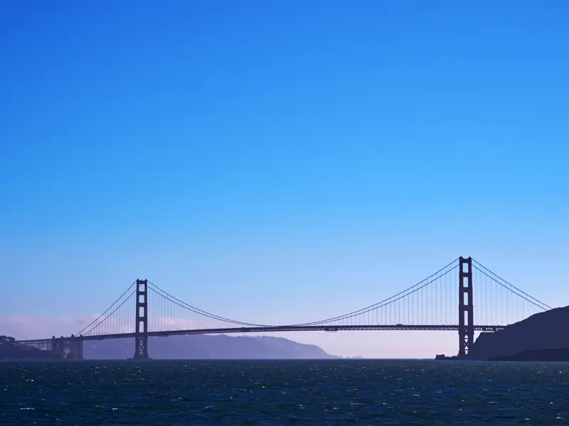 Auf unserer 15-tägigen Studienreise besuchen wir Metropolen und Nationalparks im Westen der USA. Ein bautechnisches und landschaftliches Highlight: Die legendäre Golden Gate Bridge überspannt die Einfahrt in die Bucht von San Francisco.