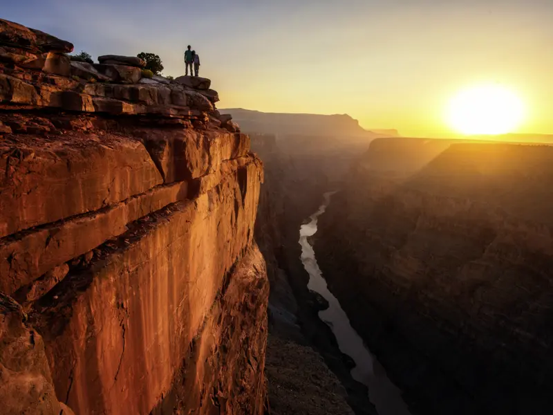 Am Grand Canyon blicken wir tief hinunter: 1800 m unter uns schlängelt sich der Colorado River wie ein grünes Band durch die Schlucht. Das gewaltige Naturdenkmal ist die Krönung vieler USA-Reisen ¿ vielleicht auch die Ihrer 15-tägigen Studienreise USA - die Westküste?